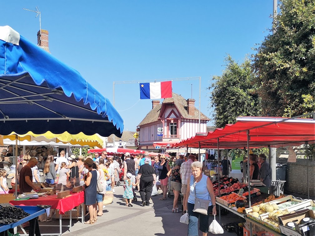 Les étals du marché de Courseulles-sur-Mer, produits normands et poissons du port